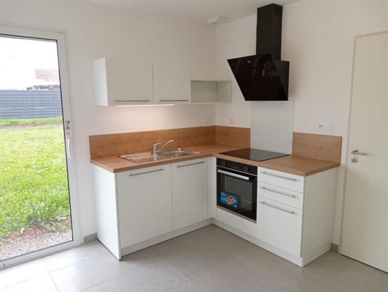 Cuisine en L blanche - St Michel en l'Herm (2)